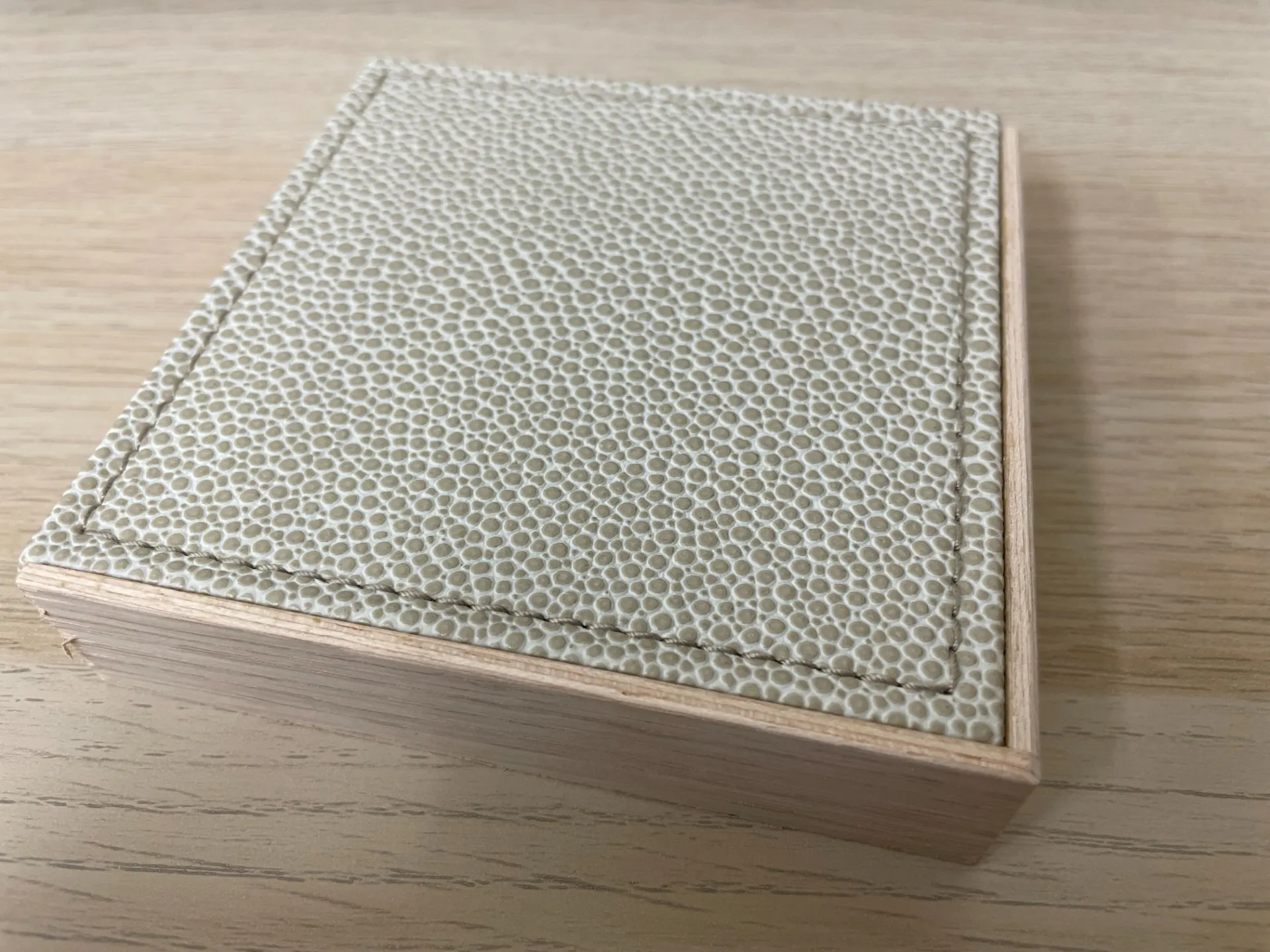 レザー　ステッチ